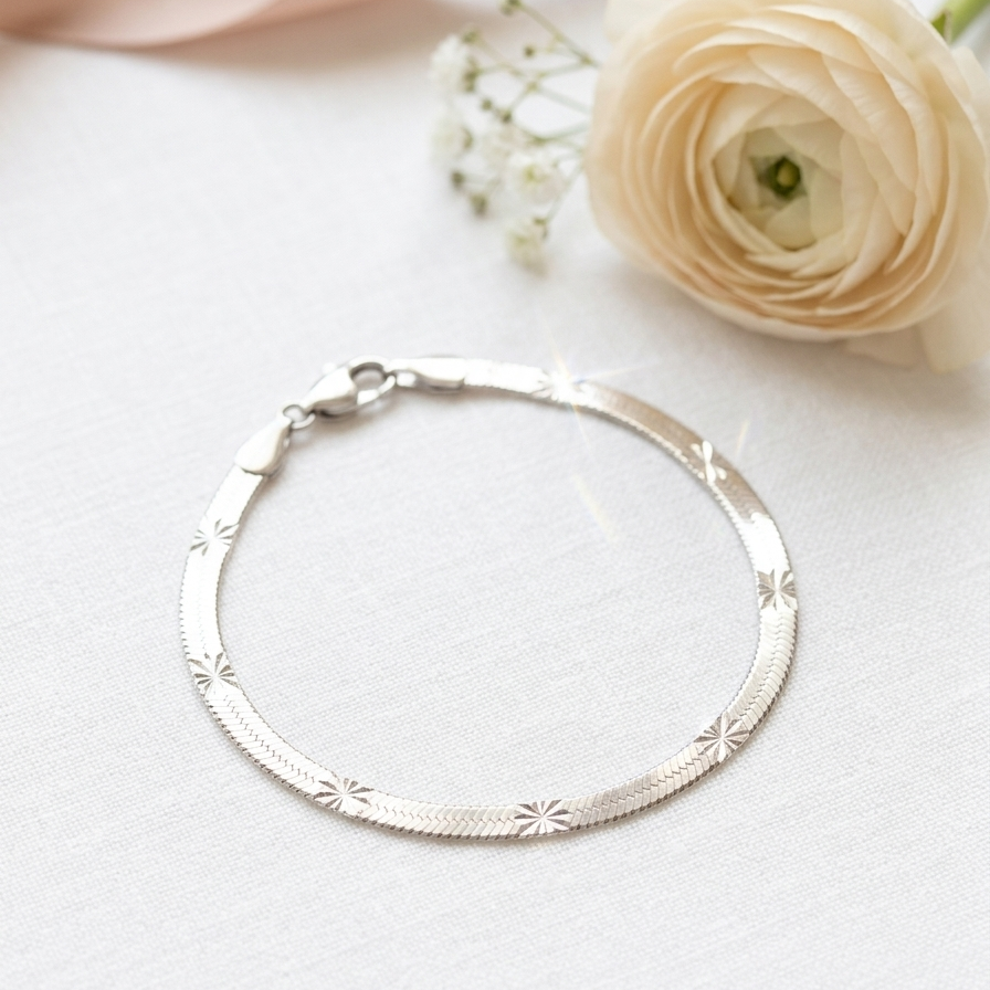 Pulseira gravada com estrelas