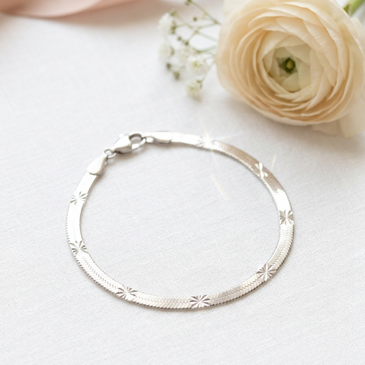 Pulseira gravada com estrelas
