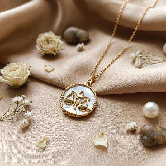 Colar com medalha do signo Balança.